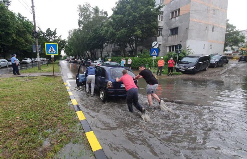 Mai multe străzi din Botoșani blocate în urma furtunii din această după-amiază - FOTO