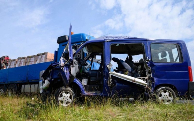 Accident GRAV în Cehia. Microbuz cu români spulberat de un camion. O femeie a murit, alții șapte pasageri se luptă să supraviețuiască