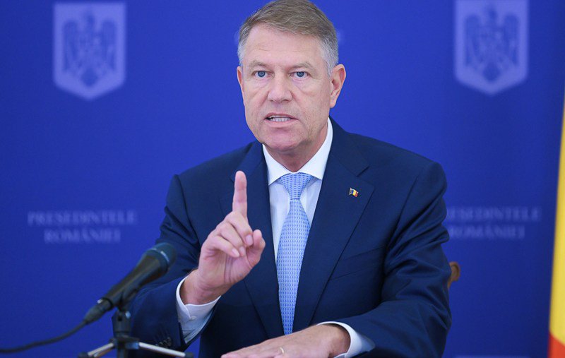 Iohannis: „Virusul nu pleacă în vacanţă, nici în concediu, este în comunitate”. Ce spune despre revenirea la STAREA DE URGENŢĂ