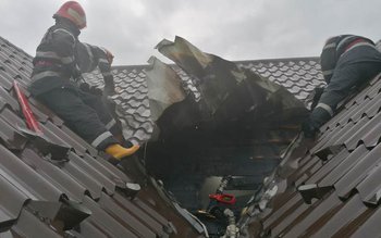 Casă din Botoșani lovită de …