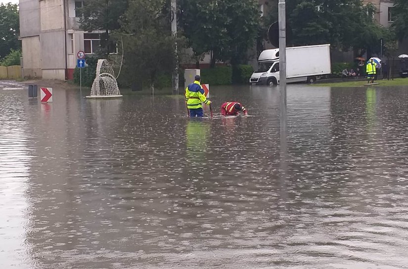 Botoșaniul sub ape după o ploaie torențială. Pompierii mobilizați în zonă pentru evacuarea apelor – FOTO