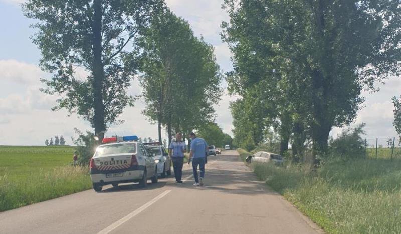 Accident la Roma! S-a răsturnat într-un șanț după ce a pierdut controlul volanului