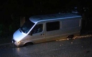 Mașină „înghițită” de o groapă …