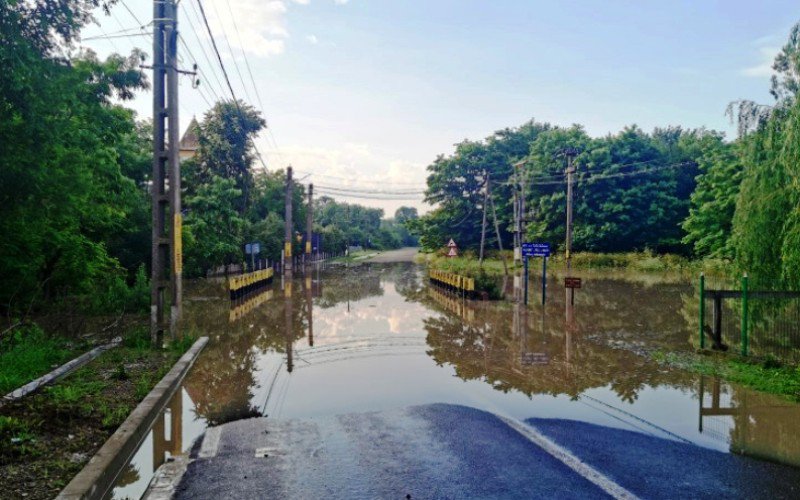 Trafic deviat: Drumul național dintre Rădăuți Prut și Rediu ÎNCHIS până se retrage Prutul