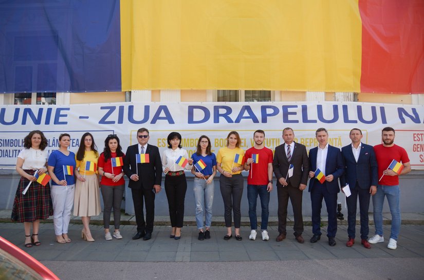 UNIȚI SUB TRICOLOR - Sediul Partidului Social Democrat îmbrăcat în drapelul național - FOTO