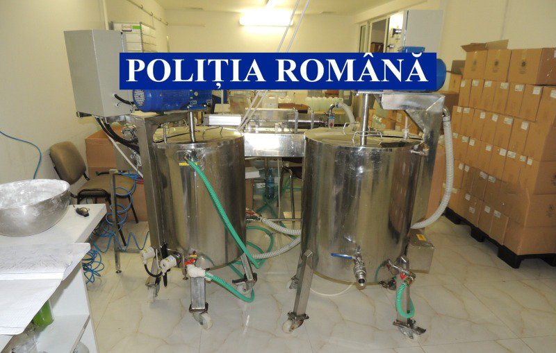 Alcool etilic obținut într-o fabrică de produse cosmetice din Botoșani - FOTO