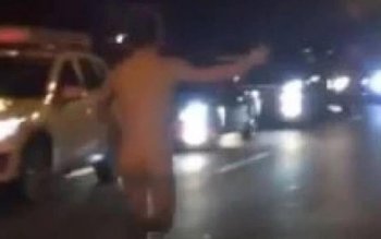 Un bărbat gol pușcă s-a …