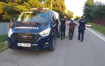 Bătrân nevăzător ajutat de jandarmii …