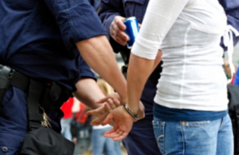 Tânără din Botoșani reținută după ce i-a tras un pumn în plină figură unui polițist