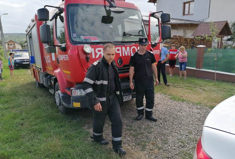 Un copil de 5 ani a căzut într-o fântână la Săveni. Pompierii au reușit să-l salveze - FOTO