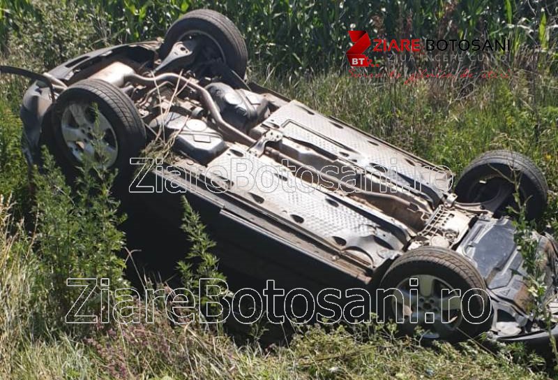 Accident! Două mașini s-au răsturnat după o depășire neregulamentară pe un drum din Botoșani - FOTO