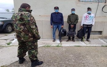 Trei cetăţeni africani opriţi la …