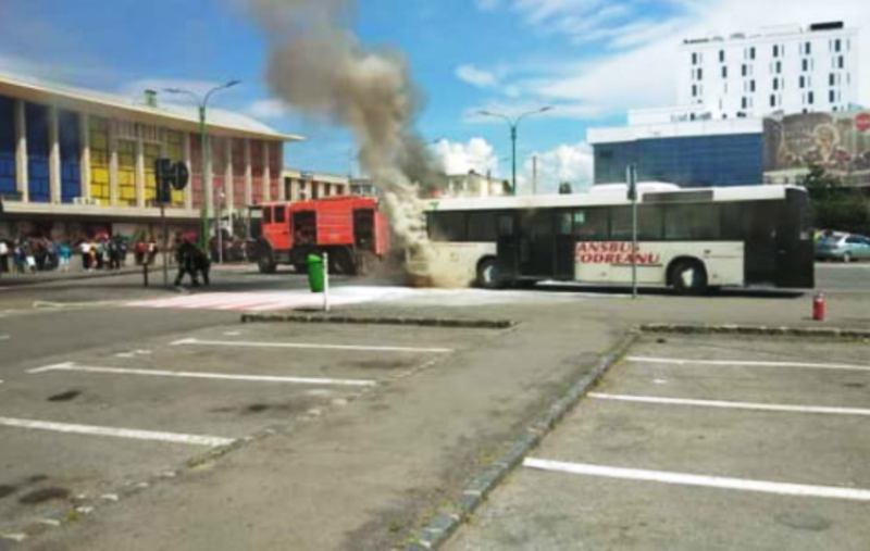 Un autobuz Transbus Codreanu a luat foc în Gara Brașov