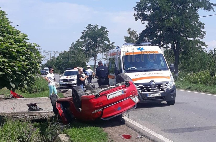 Accident GRAV la ieșirea din Dorohoi! O mașină s-a răsturnat, iar o persoană a fost rănită - FOTO