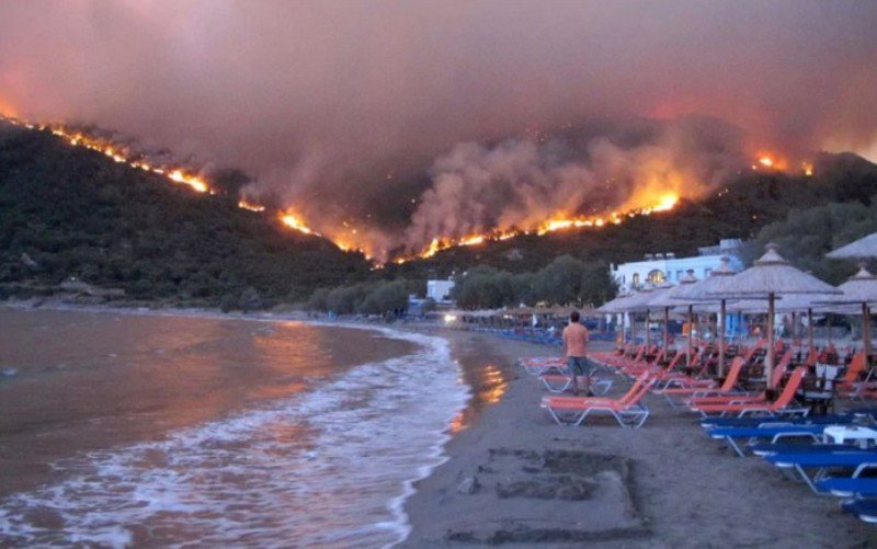 Atenţionare pentru turiștii care călătoresc în Grecia: Pericol ridicat de incendii în mai multe regiuni