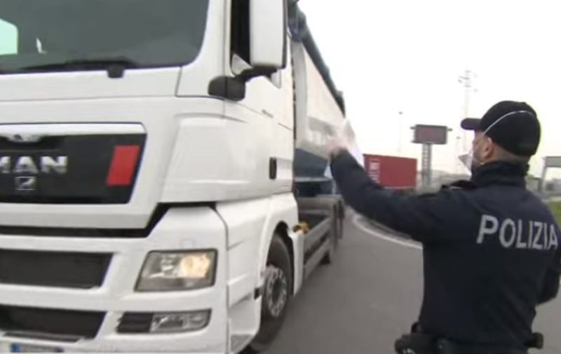 Doi șoferi români de TIR au făcut circ într-o parcare din Italia. Au mâncat împreună, apoi i-a făcut praf cabina