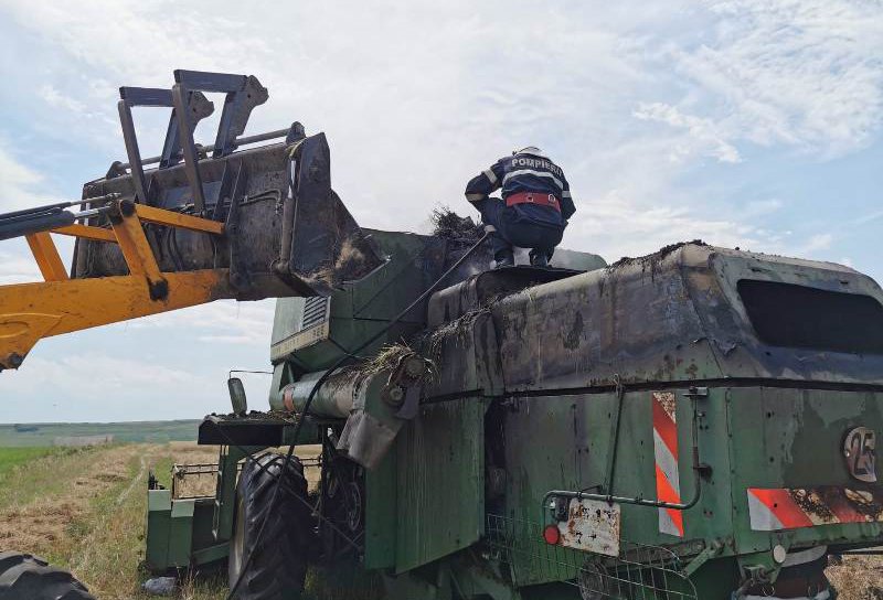 Combină agricolă distrusă parțial de flăcări - FOTO