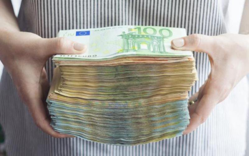 INCREDIBIL! Două românce care au îngrijit un italian bogat s-au ales cu o moștenire de un milion de euro. Rudele au contestat testamentul