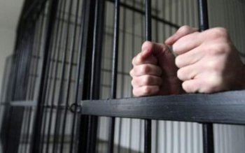 Individ cu tupeu! Din arest …