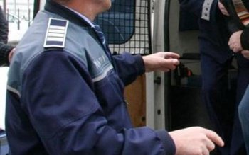 Doi flăcăi înfirbântați reținuți după …