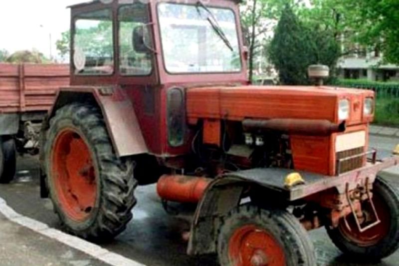 Rambo de Botoșani. Beat și fără permis, s-a oprit cu tractorul în gardul unei case