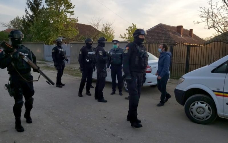 Percheziție la locuința unui tânăr din Copălău bănuit de comiterea de infracțiuni la regimul armelor și munițiilor și violență