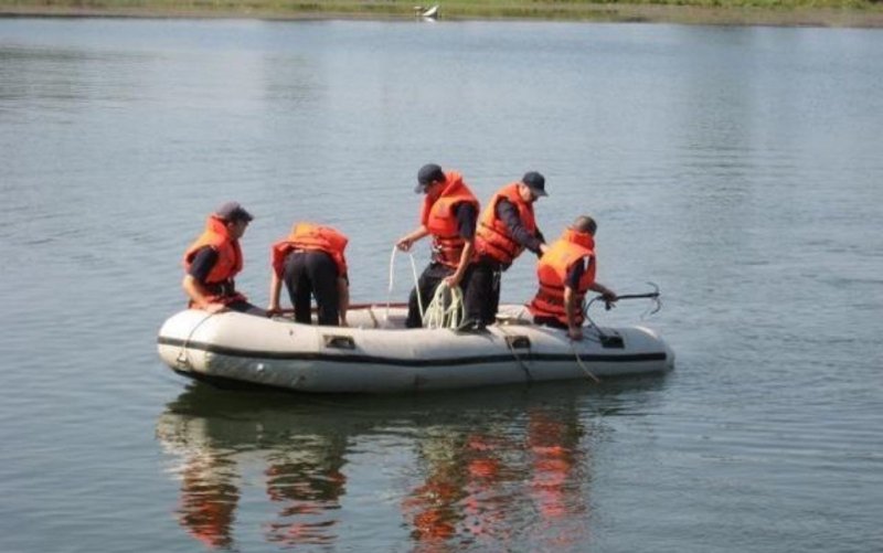 Adolescent de 15 ani căutat în apele unui iaz din Ștefănești. A fost solicitată o echipă de scafandri de la ISU Suceava și Iași