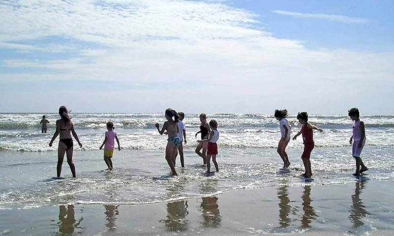 ALERTĂ pe litoral. 10 din cei 17 tineri din Vaslui care s-au distrat la malul mării sunt infectați cu coronavirus