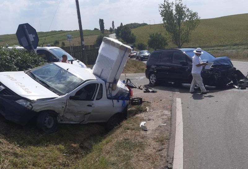 Mașini făcute zob într-un accident rutier la intrarea în Roșiori. Două persoane rănite salvate de comandantul ISU Dorohoi
