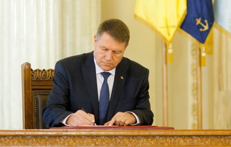 Important pentru angajații din România. Iohannis a promulgat legea. Se dau amenzi de 15.000 de lei