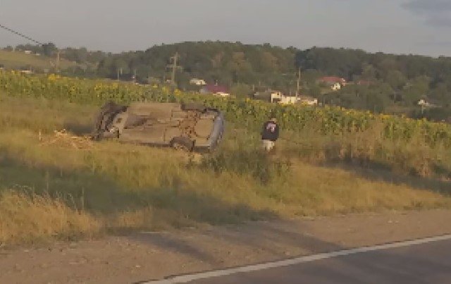 Accident! Trei tineri s-au răsturnat cu mașina pe drumul Botoșani – Târgu Frumos
