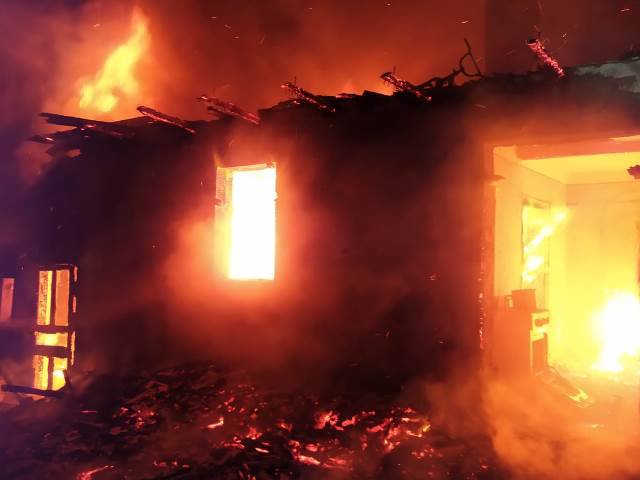 Incendiu în județul Botoșani! O familie cu trei copii a rămas fără acoperiș deasupra capului