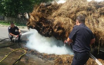 Incredibil! Căruță cu fân incendiată …