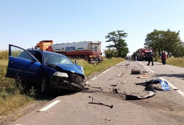 Ciocnire violentă între o mașină și o cisternă pe un drum din județul Botoșani - FOTO