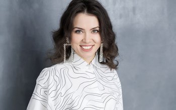 Cu ochii mari și verzi, …