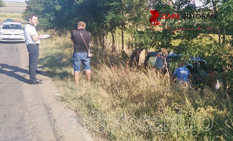 Accident la Stăuceni! Două persoane rănite după ce o mașină s-a oprit în copacii de pe marginea drumului - FOTO