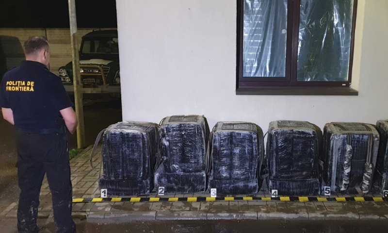 Ţigări de contrabandă de peste 252.000 lei, reţinute cu focuri de armă la frontiera de est - FOTO