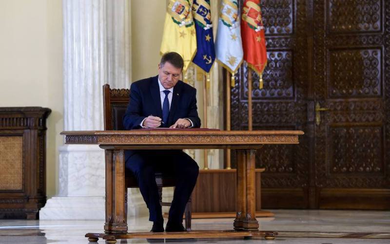 Gata cu viața privată! Klaus Iohannis a promulgat legea! Ce au voie să facă primăriile din toată țara