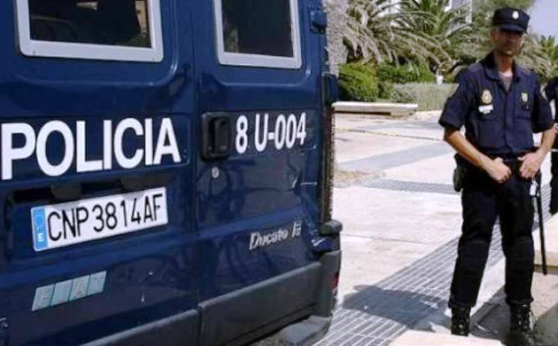 Un cerșetor român, erou în Spania, după ce a găsit o borsetă cu bani pe plajă și a dus-o la Poliție