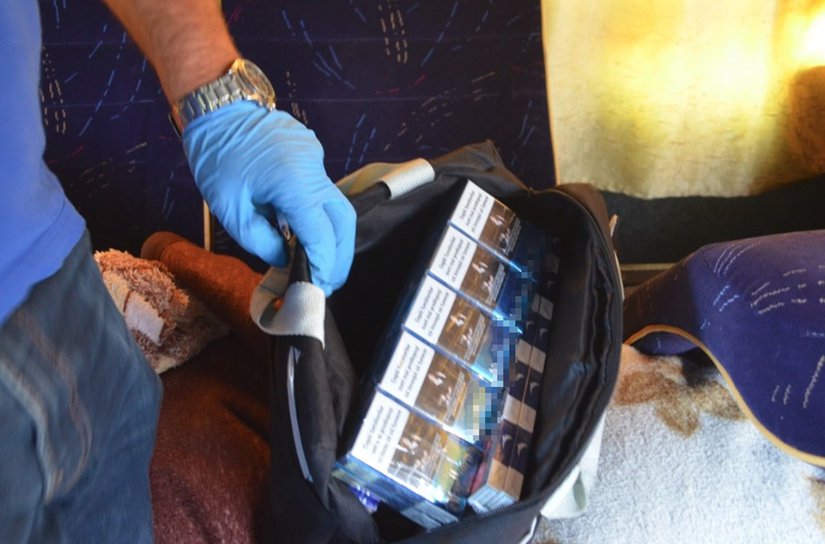 Peste 500 de pachete de țigări ascunse în scaunele pentru pasageri, descoperite în Vama Stânca - FOTO