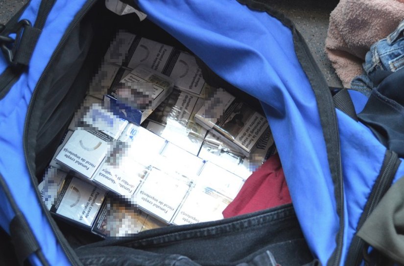 Țigări de contrabandă aduse în țară cu autocarul - FOTO