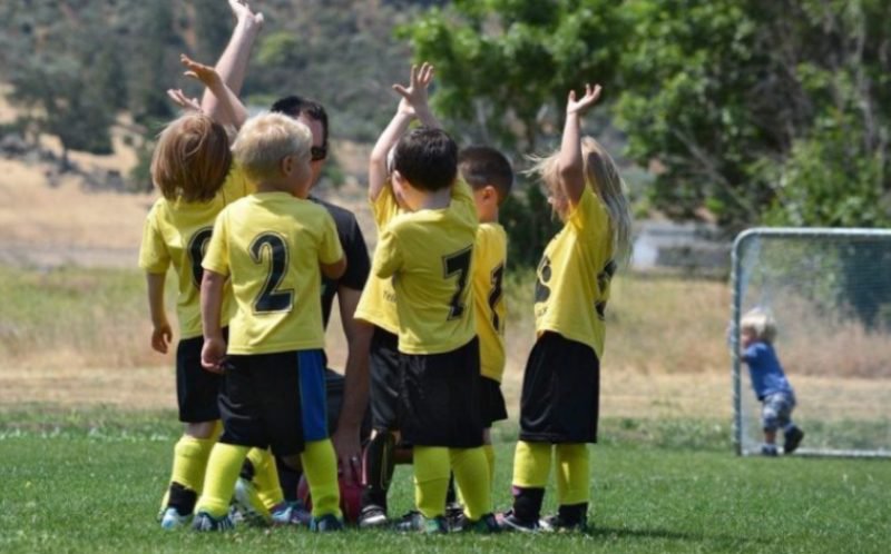 Copiii care se înscriu la un club sportiv vor primi vouchere de 300 de lei