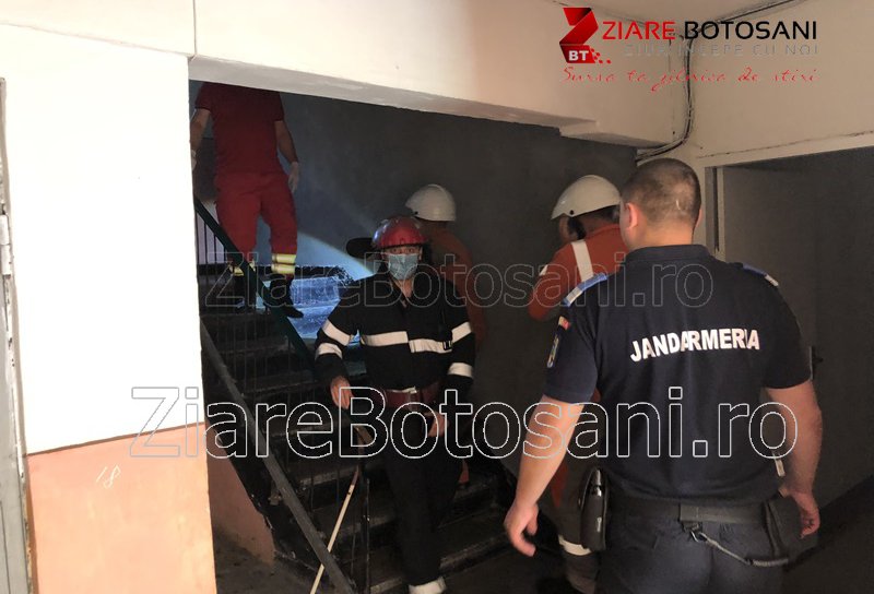Panică într-un bloc din Dorohoi! Incendiu izbucnit într-o garsonieră - FOTO