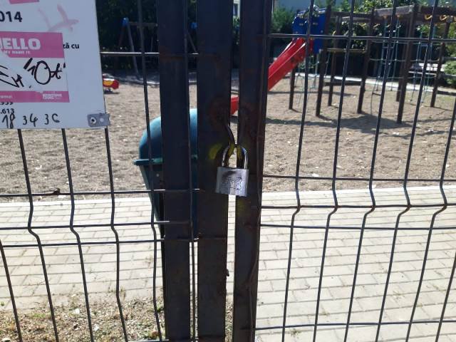 Viceprimarul Cosmin Andrei acuză că lacătul este pus în continuare pe locurile de joacă ale copiilor, deși primarul Flutur anunțase deschiderea lor