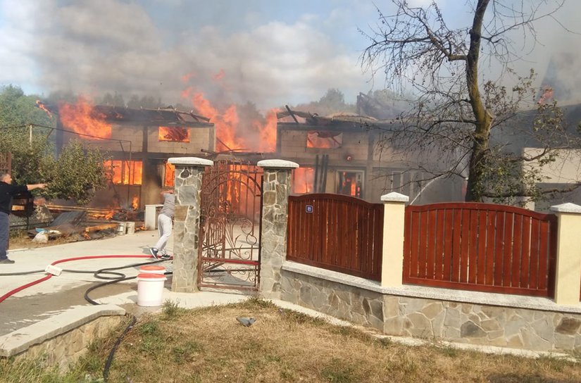 INCENDIU devastator în județul Botoșani: Trei case în flăcări, intervin mai multe echipaje – FOTO