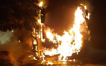 Autobuz distrus de flăcări la …