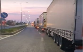 Coadă imensă de TIR-uri în …