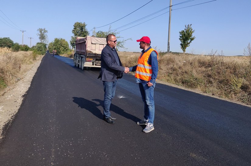 Ne ținem de cuvânt! Lucrări de asfaltare în plină desfășurare pe tronsonul de drum județean Baisa – Corni - FOTO