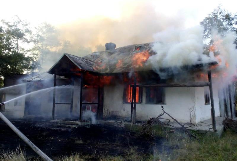 Incendiu la Broscăuți! O femeie și-a dat foc la casă! - FOTO