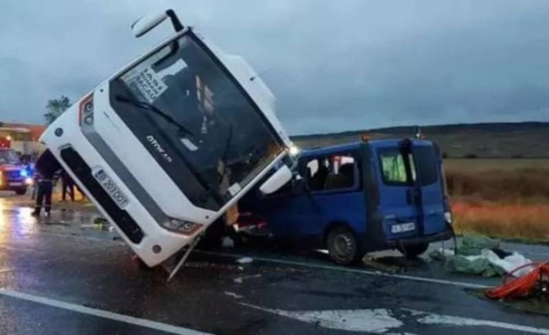 Accident teribil aproape de Iaşi între un TIR, un autobuz şi un microbuz. A fost activat PLANUL ROȘU - FOTO